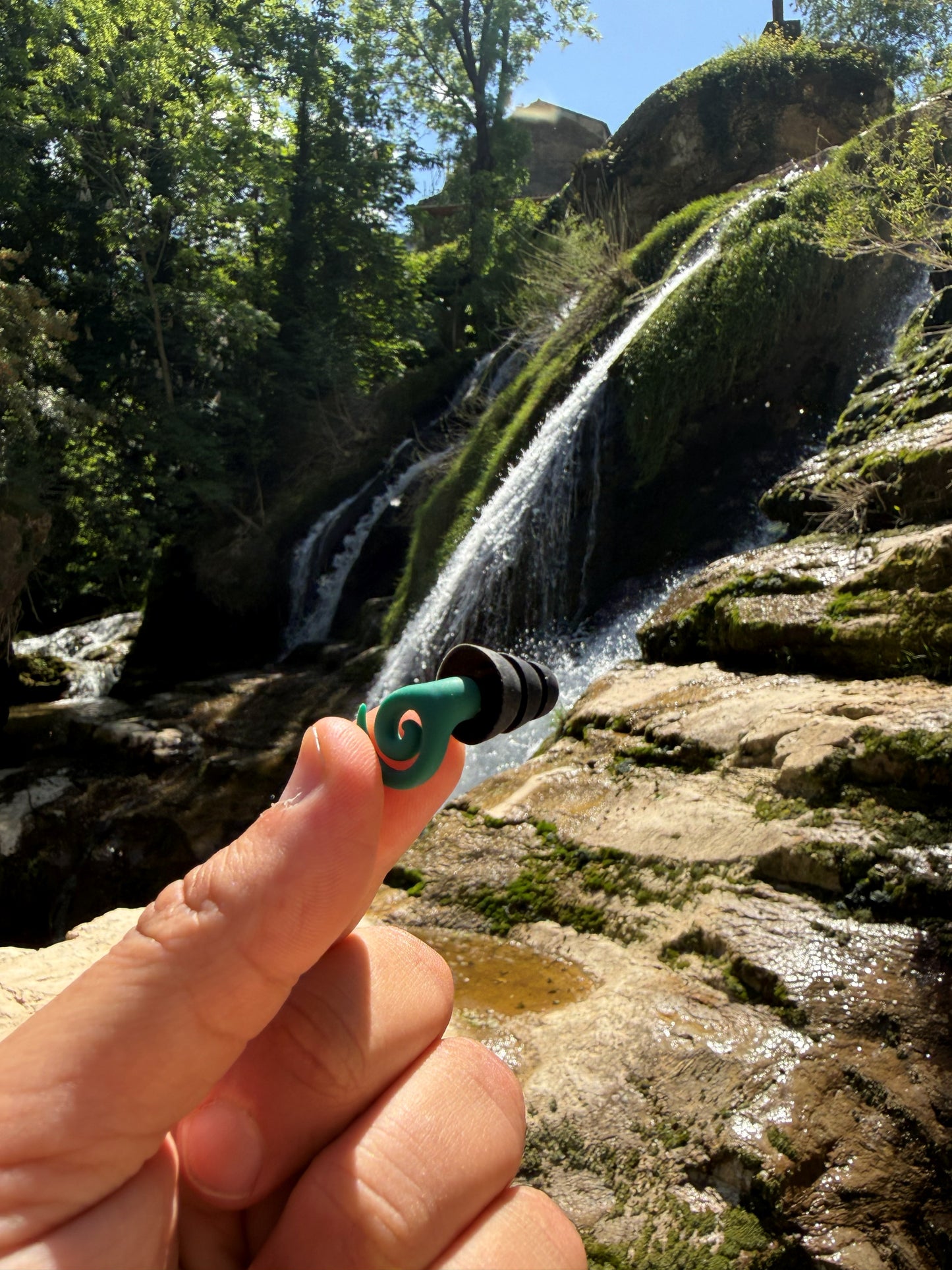 Bouchon Ears 360 avec embout Natation & Travail devant une cascade